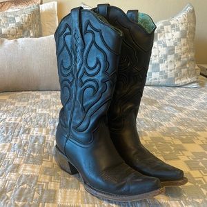8.5 Black corral boots